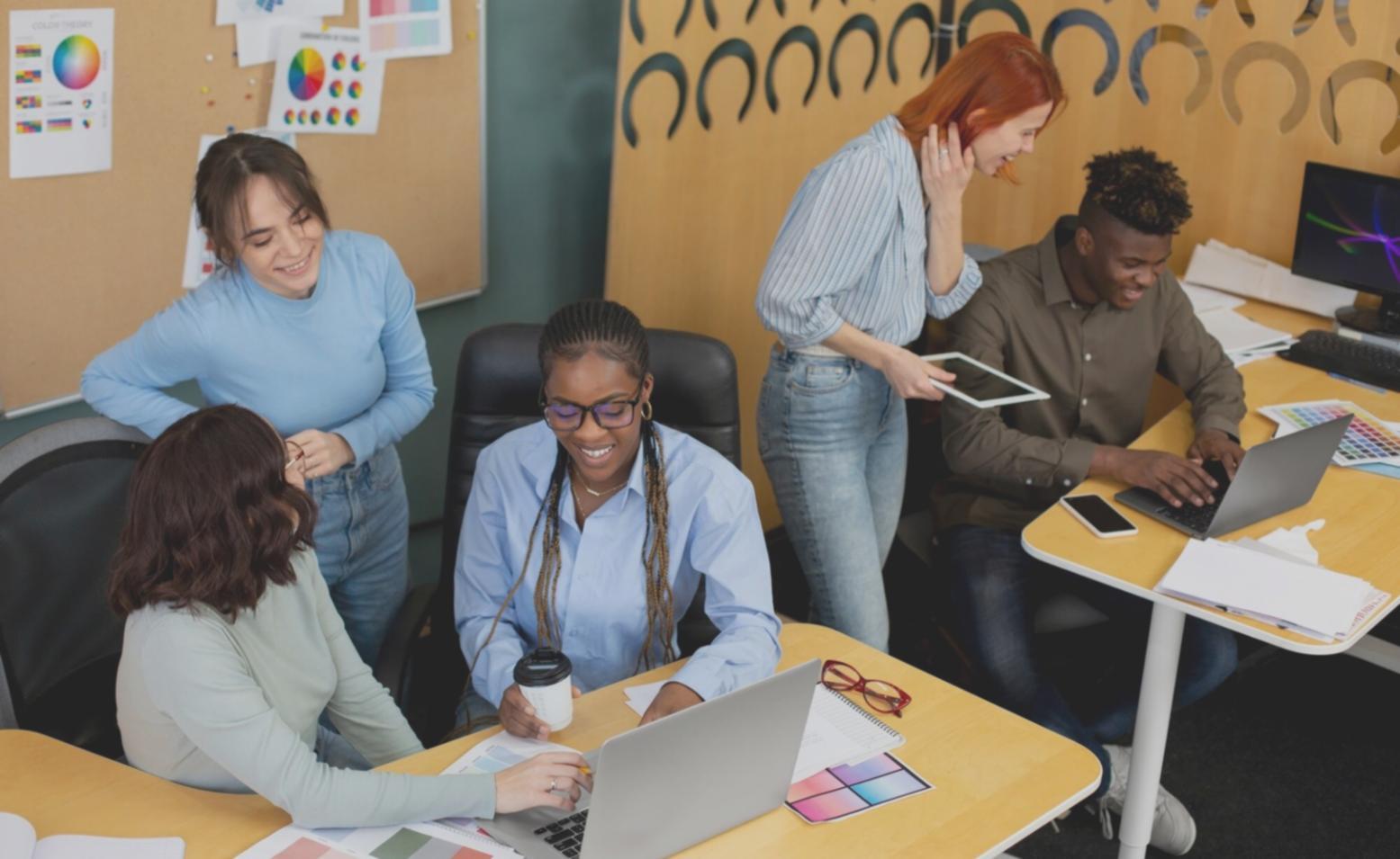 Équipe d'experts en réunion de travail