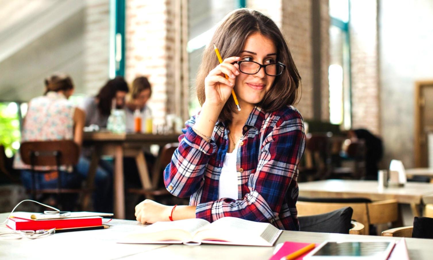 Expert financier analysant des données sur tablette